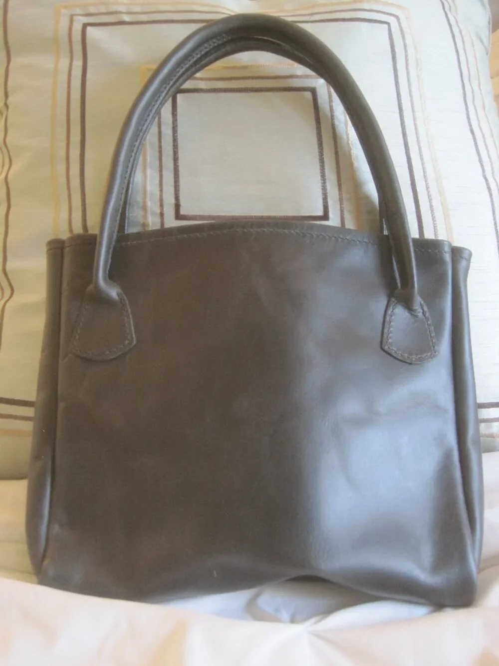 BLACK LEATHER HANDBAG TOTE